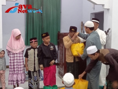 Kapolres Sumenep AKBP Edo Satya Kentriko, SH, SIK, MH Saat Menggelar Santunan Anak Yatim di Masjid Al-Amin Perum Pamolokan, Jum'at (01/09/2023)