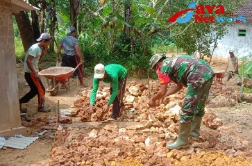 Babinsa 0827/03 Manding Bantu Pembuatan Jalan Makadam di Manding Timur