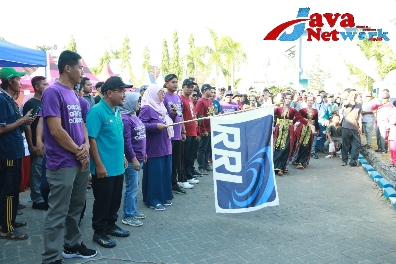 Wabup Sumenep Hj Dewi Khalifah SH MH MPdi Saat Melepas Peserta JJS GCM RRI Sumenep Dihalaman Kantor RRI Sumenep, Minggu (03/09/2023).