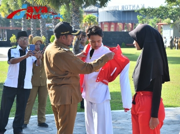 Penyematan Baju oleh Bupati Sumenep Achmad Fauzi Wongsojudo Kepada Salah Satu Perwakilan Kontingen Sumenep Tandai Pelepasan ke Porprov Jatim ke-VIII