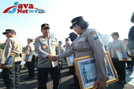 Kapolda Jatim Irjen Pol Dr Toni Harmanto Saat Memberikan Penghargaan Untuk Personel Polri dan PNS Polda Jatim, Senin (04/09/2023)