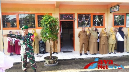 Pimpin Upacara Bendera, Babinsa Gapura Sampaikan Adab Sopan Santun