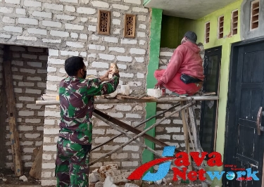 Bantu Karbak Rumah, Babinsa 0827/11 Pasongsongan Turun Langsung Ke Wilayah