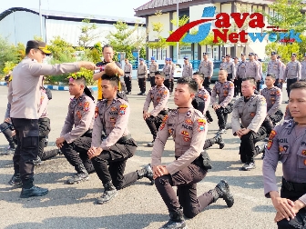 Kapolres AKBP Edo Satya Kentriko Pimpin Upacara Tradisi Bintara Angkatan 50, 51, dan 52 di Lapangan Polres Sumenep