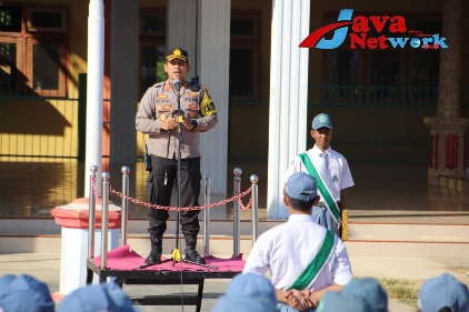 Kapolres Sumenep AKBP Edo Satya Kentriko, SH, SIK, MH Saat Memimpikan Upacara di MAN 1 Sumenep, Senin (11/09/2023)