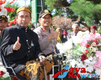 Kapolres AKBP Edo Satya Kentriko, SH, SIK, MH Bersama Ketua STKIP PGRI Sumenep Saat Pawai Bersama Di STKIP PGRI Sumenep, Senin (11/09/2023)