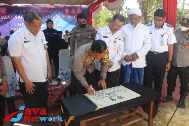 Kapolres Sumenep AKBP Edo Satya Kentriko, SH, SIK, MH Saat Penandatanganan Prasasti Pembangunan Sumur Bos di Desa Basoka Kecamatan Rubaru
