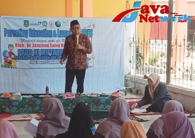 Ketua HIMPSI Cabang Sumenep Dr. KH. Zamzami Sabiq, MPsi Saat Memaparkan Materi di Parenting Ala Rasulullah SAW KKN Instika Guluk-guluk di Desa Ellak Daya Kecamatan Lenteng, Rabu (13/09/2023)