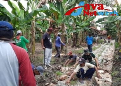 Babinsa Pragaan Semangat Bangun Makadam bersama Masyarakat