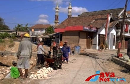 Babinsa Koramil Lenteng Bantu Perbaikan Kirmir Bantaran Sungai di Tarogan