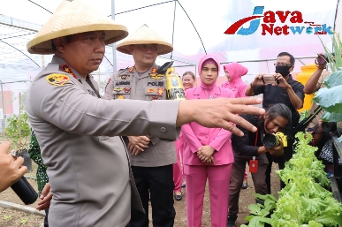 Kapolda Jatim Irjen Pol Dr Toni Harmanto MH, Saat Meresmikan Kebun Ketahanan Pangan di Polres Blitar
