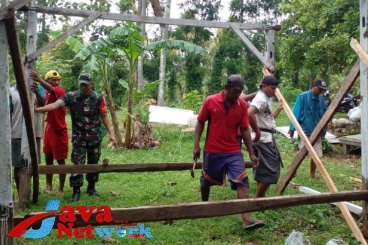 Babinsa Koramil 0827/22 Masalembu Gotong Royong Bangun Rumah Bersama Warga