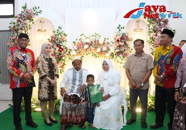 Bupati Achmad Fauzi Wongsojudo dan Bunda Paud Nia Kurnia Fauzi Bersama Ketua PWI Sumenep Syamsul Arifin di Sidang Isbat Nikah, Kerja Sama Pemkab dan PWI Sumenep (15/09/2023)
