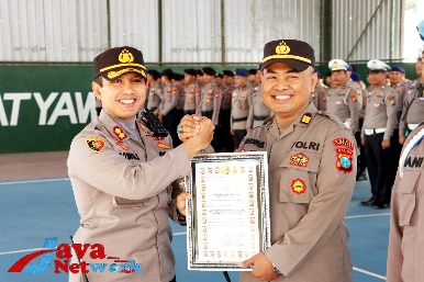 Kapolres Sumenep AKBP Edo Satya Kentriko SH, SIK, MH Saat Memberikan Reward Kepada Anggota Polres Sumenep