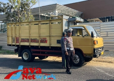 Kanit Tujarwali Satlantas Polres Sumenep, Aiptu Djailani Saat Memberikan Himbauan Supir Truk Material