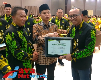 Budayawan Sekaligus Pengawas Madrasah Kementerian Agama Kabupaten Sumenep Saat Menerima Penghargaan Pengawas Inspiratif dan Inovatif Pada Anugerah Pokjawas Madrasah Nasional Award 202 di Asrama Haji Sukolilo Surabaya, Kamis (21/09/2023)