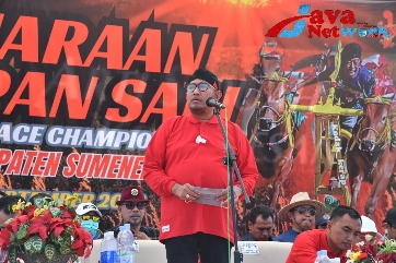 Bupati Sumenep Achmad Fauzi Wongsojudo Saat Memberikan Sambutan Pada Acara Kejuaran Kerapan Sapi Tingkat Kabupaten 2023 di Lapangan Bluto, Sabtu (23/09/2023)