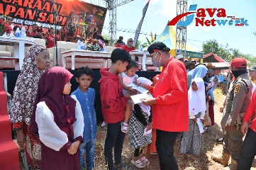 Bupati Achmad Fauzi Wongsojudo Saat Memberikan Santunan Ke Beberapa Anak Yatim di Kecamatan Bluto Saat Membuka Kejuaraan Kerapan Sapi Tingkat Kabupaten 2023.