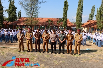 Kapolres Sumenep AKBP Edo Satya Kentriko, SH, SIK, MH Bersama Bupati Achmad Fauzi Wongsojudo, SH, MH dan Forkopimda Saat Apel Upacara Pagi di SMKN I Kalianget, Senin (25/09/2023)