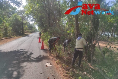 Peduli Lingkungan Bersih, Babinsa Koramil 17/Dungkek Ajak Warga Gotong royong Bersihkan Rumput Kanan Kiri Jalan Desa