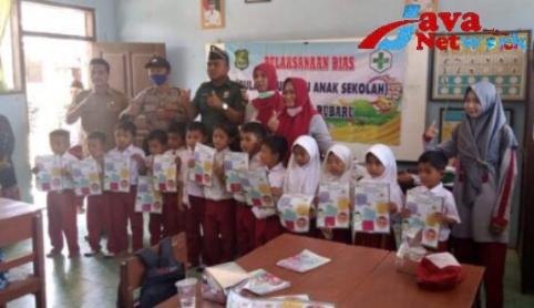 Dukung Program BIAS, Babinsa Koramil 0827/13 Rubaru Dampingi Vaksinasi Siswa SD