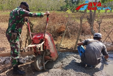 Babinsa Koramil 0827/18 Kangean Bersama Warga Pandeman Kerja Bakti Cor Jalan Desa