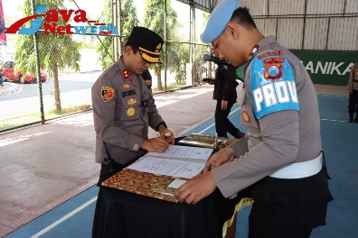 Kapolres Sumenep AKBP Edo Satya Kentriko SH, SIK, MH saat Menandatangani 2 Sertijab PJU dan 4 Kapolsek Jajaran