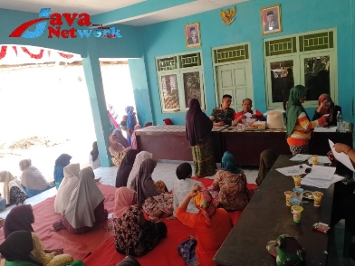 Pastikan Berjalan Aman, Babinsa Koramil 0827/08 Ganding Dampingi Pembagian Beras