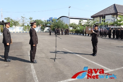 Kabag Ops Kompol Dodik Wibowo Saat Memimpin Pelaksanaan Upacara Peringatan Hari Kesaktian Pancasila di Halaman Polres Sumenep, Minggu (01/10/2023)