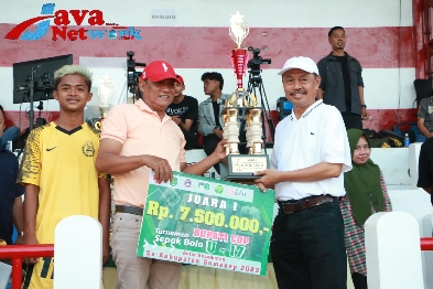 Sekretaris Daerah Kabupaten Sumenep Ir Edy Rasyadi MSi Saat Memberikan Hadiah Kepada Juara Turnamen Sepak Bola Bupati Cup U-17 se-Kabupaten Sumenep 2023 di Stadion A Yani Pangligur Sumenep, Minggu (01/10/2023)