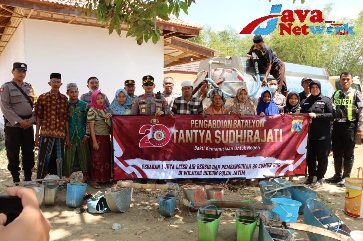 20 Tahun Pengabdian Akpol 2003 Batalyon Tantya Sudhirajati, Polres Sumenep Salurkan Enam Truk Tangki Air Bersih Untuk Warga di Dua Desa