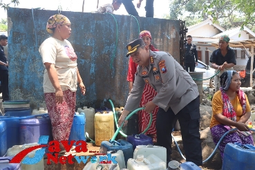 Kabid Humas Polda Jatim Kombes Pol Darminto Saat Melakukan Penyaluran Air Bersih Kepada Warga, Rabu (04/10/2023)