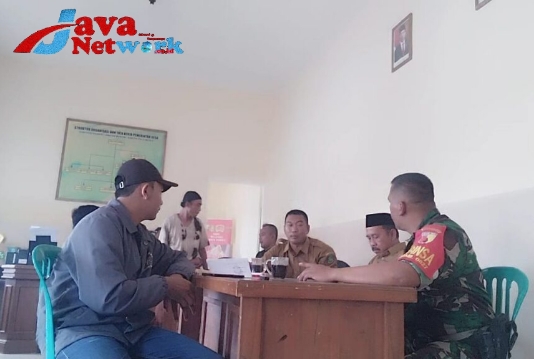 Babinsa Koramil 0827/03 Manding Serka Suparno Saat Melakukan Komsos Bersama Perangkat Desa Kasengan Kecamatan Manding, Kamis (05/10/2023)