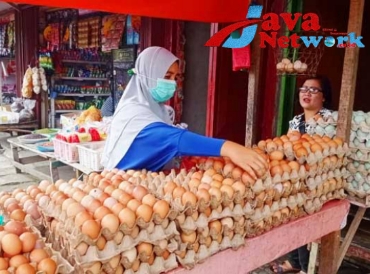 Khotijah Salah Satu Pedagan Telur di Pasar Anom Baru Sumenep, Rabu (11/10/2023)