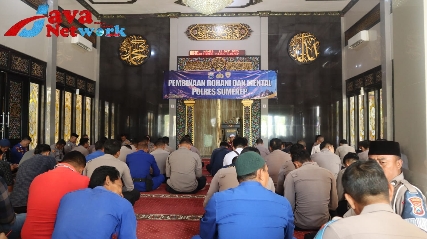Suasana Polres Sumenep Gelar Pembinaan Rohani Dan Mental Di Masjid Walisongo Polres Sumenep, Kamis (12/12/2023)