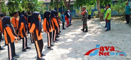 Tumbuhkan Rasa Kekompakan dan Disiplin, Babinsa Koramil Guluk-Guluk Latih PBB Siswa