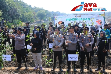 HUT Humas Polri Ke-72, Bidhumas Polda Jatim dan Jajaran Tanam Ribuan Bibit Mangrove Minimalisir Abrasi. Jum'at (13/10/2023)