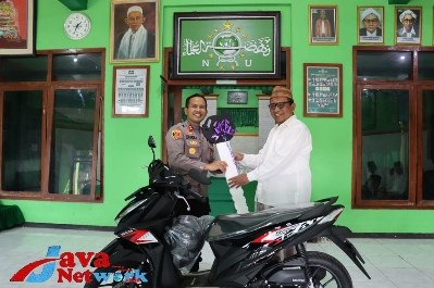 Kapolres Sumenep AKBP Edo Satya Kentriko, SH, SIK, MH Saat Memberikan Sepeda Motor Kepada Ketua PCNU Sumenep KH. Panji Taufik di Kantor PCNU Sumenep, Jum'at (13/10/2023)