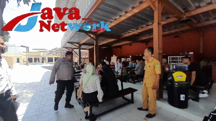 Satresnarkoba Polres Sumenep Bersama KBN Desa Kebonagung Pasang Pamflet Himbauan Bahaya Narkoba