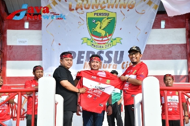 Jelang Liga 3 Jawa Timur, Presiden Perssu Madura City Achmad Fauzi Wongsojudo Melaunching Jersey, di Lapangan A. Gor Yani Pangligur Sumenep, Jum'at (20/10/2023)