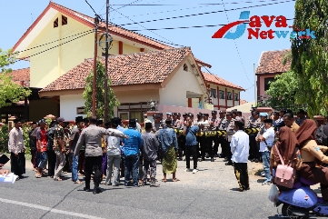 Polres Sumenep Giat laksanakan Pengamanan Aksi Unras JANGKAR di Kantor BPN Sumenep, Jum'at (20/10/2023)