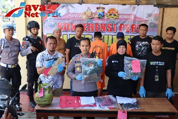 Kapolres Sumenep AKBP Edo Satya Kentriko, SH, SIK, MH saat konferensi pers Didampingi Kasi Humas Polres AKP Widiarti SH dan Kanit I Idik Pidum Satreskrim Polres Sumenep IPDA M. Syirat SH, Jum'at (20/10/2023)