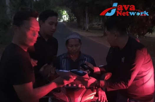 Pelaku JB Warga Dusun Munggok Desa Juruan Daya Kecamatan Batuputih Berhasil Ditangkap Satreskrim Polres Sumenep Selang 7 Tahun di Jalan Legung Timur Kecamatan Batang-Batang, Jum'at (20/10/2023)