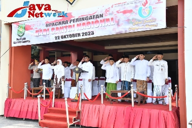 Bupati Sumenep Achmad Fauzi Wongsojudo, SH, MH Saat Memimpin Upacara Hari Santri Nasional 2023 di Lapangan Kantor Bupati Sumenep, Senin (23/10/2023)
