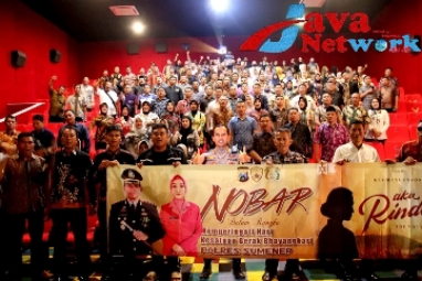 Suasana Nobar Film Aku Rindu Bersama Kapolres Sumenep AKBP Edo Satya Kentriko, SH, SIK, MH Bersama Para PJU dan Bhayangkari Cabang Sumenep, Senin (23/10/2023)