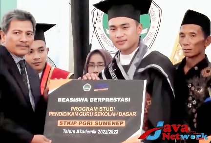 Khairil Anwar Saat Menerima Penghargaan Wisudawan Berprestasi Tahun 2023 STKIP PGRI Sumenep, Rabu (25/10/2023)