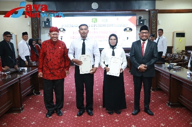 Bupati Sumenep Achmad Fauzi Wongsojudo, SH, MH Saat Menyerahkan Secara Simbolis Kepada ASN PPPK di Lingkungan Pemkab Sumenep Didampingi Kepala BKPSDM Ahmad Masuni, SE, MM di Kantor Bupati Sumenep, Jum'at (27/10/2024)