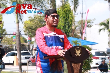 Bupati Sumenep Achmad Fauzi Wongsojudo, SH, MH Saat Memberikan Sambutan Pada Kegiatan Lomba Nasional Ayam Bekisar Bupati Cup 2023 di Halaman Kantor Bupati Sumenep, Minggu (29/10/2023)