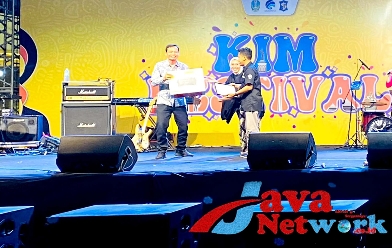 Foto Bersama Akh. Fauzi, Ketua KIM Batuputih Sumenep saat menerima penghargaan dari Dr. Hasyim Gautama selaku Direktur Tata Kelola dan Kemitraan Komunikasi Publik, Kementerian Komunikasi dan Informatika.