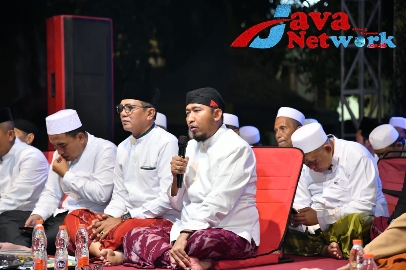 Bupati Achmad Fauzi Wongsojudo, SH, MH Pada Saat Haul Raja-Raja Madura di Depan Keraton Sumenep, Minggu (29/10/2023)